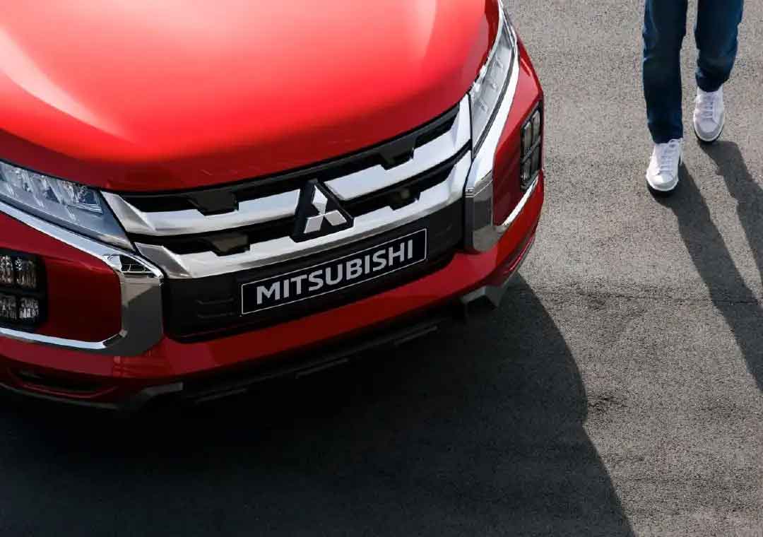 Mitsubishi bonnet feet