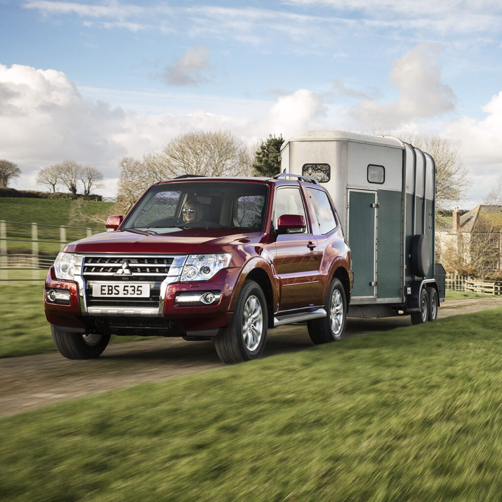 SWB Shogun Towing Horsebox